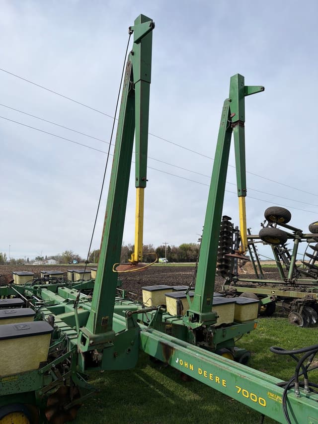 Image of John Deere 7000 equipment image 4