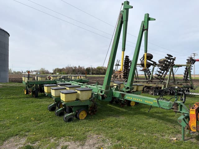 Image of John Deere 7000 equipment image 3