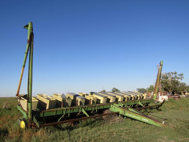 Image of John Deere 7000 equipment image 1