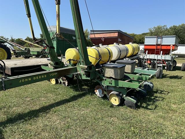 Image of John Deere 7000 equipment image 1