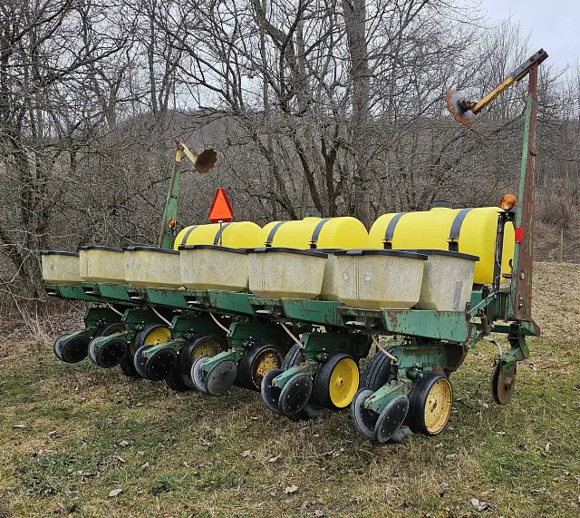 Image of John Deere 7000 equipment image 1