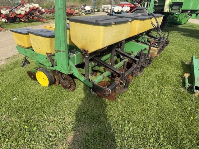 Image of John Deere 7000 equipment image 1
