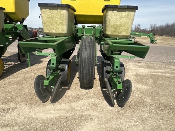 Image of John Deere 7200 equipment image 4