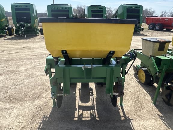 Image of John Deere 7200 equipment image 1