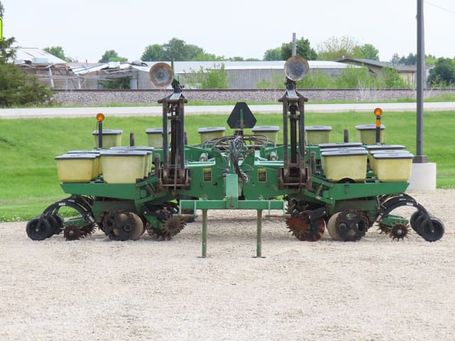 Image of John Deere 7000 equipment image 1