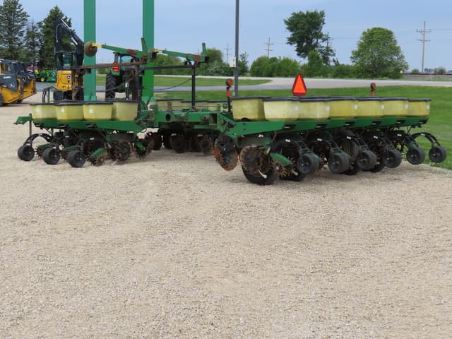 Image of John Deere 7000 equipment image 3