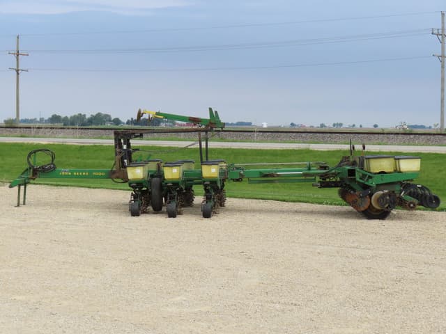 Image of John Deere 7000 equipment image 2