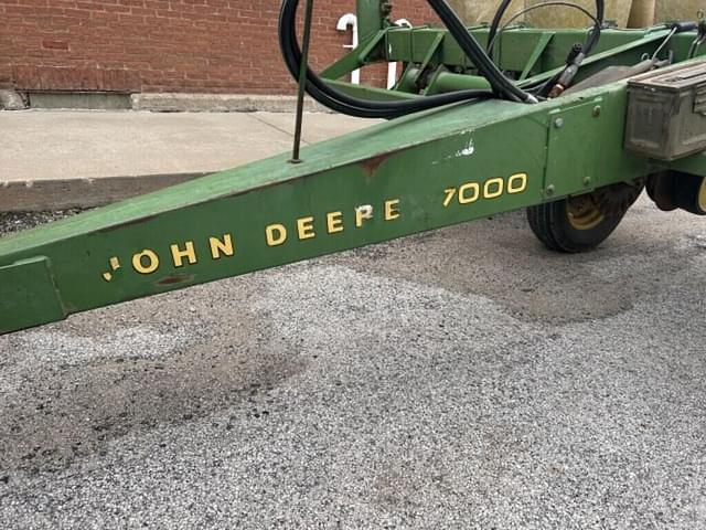 Image of John Deere 7000 equipment image 1