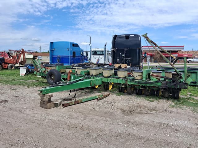 Image of John Deere 7000 equipment image 1