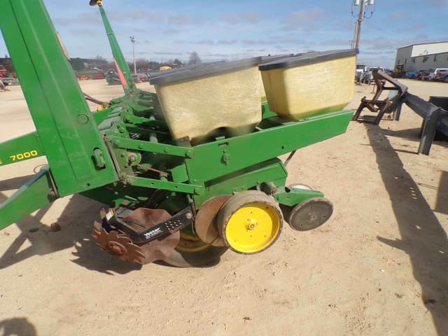 Image of John Deere 7000 equipment image 3