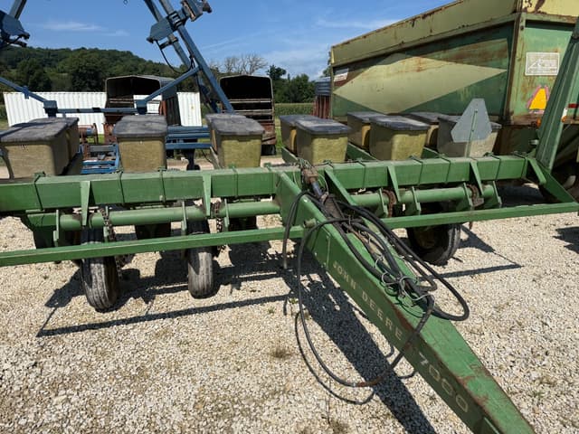 Image of John Deere 7000 equipment image 2