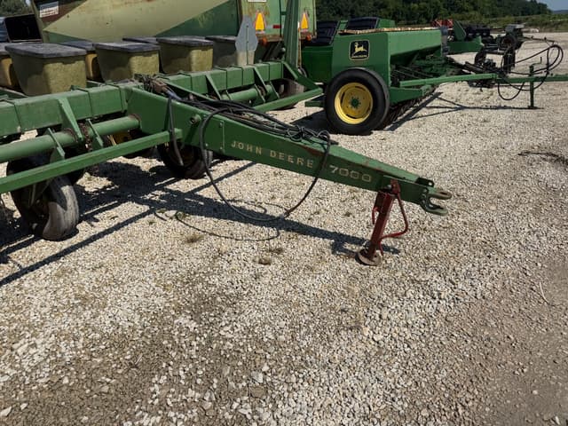 Image of John Deere 7000 equipment image 1