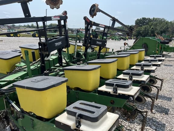 Image of John Deere 7000 equipment image 1