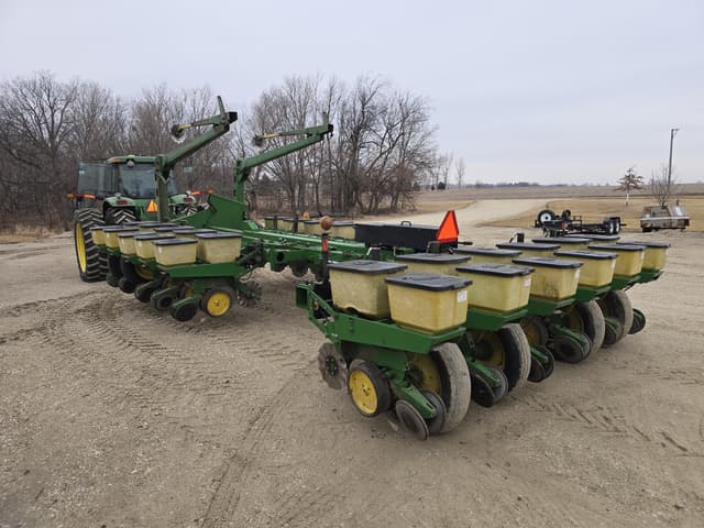 Image of John Deere 7000 equipment image 2