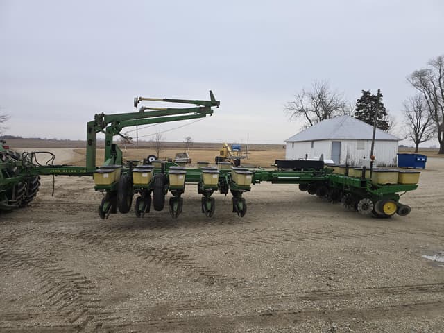 Image of John Deere 7000 equipment image 1