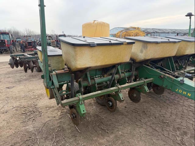 Image of John Deere 7000 equipment image 1