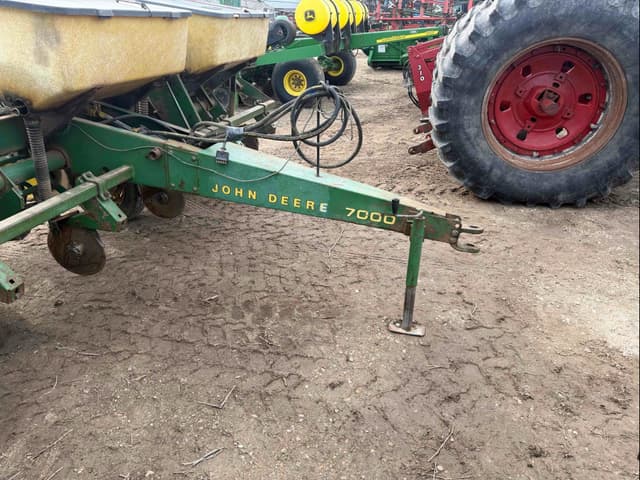Image of John Deere 7000 equipment image 2