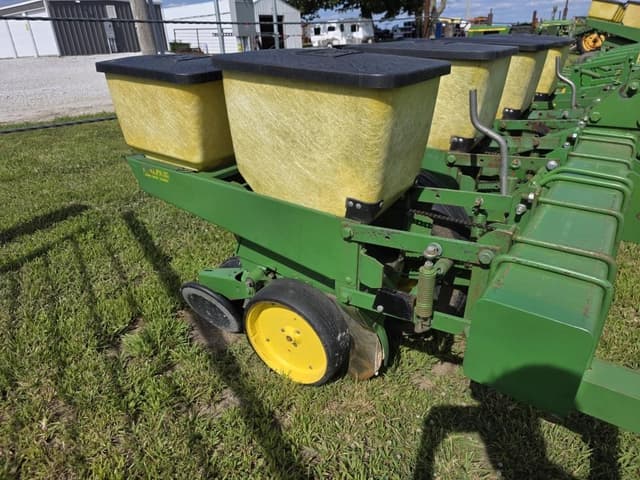 Image of John Deere 7000 equipment image 2