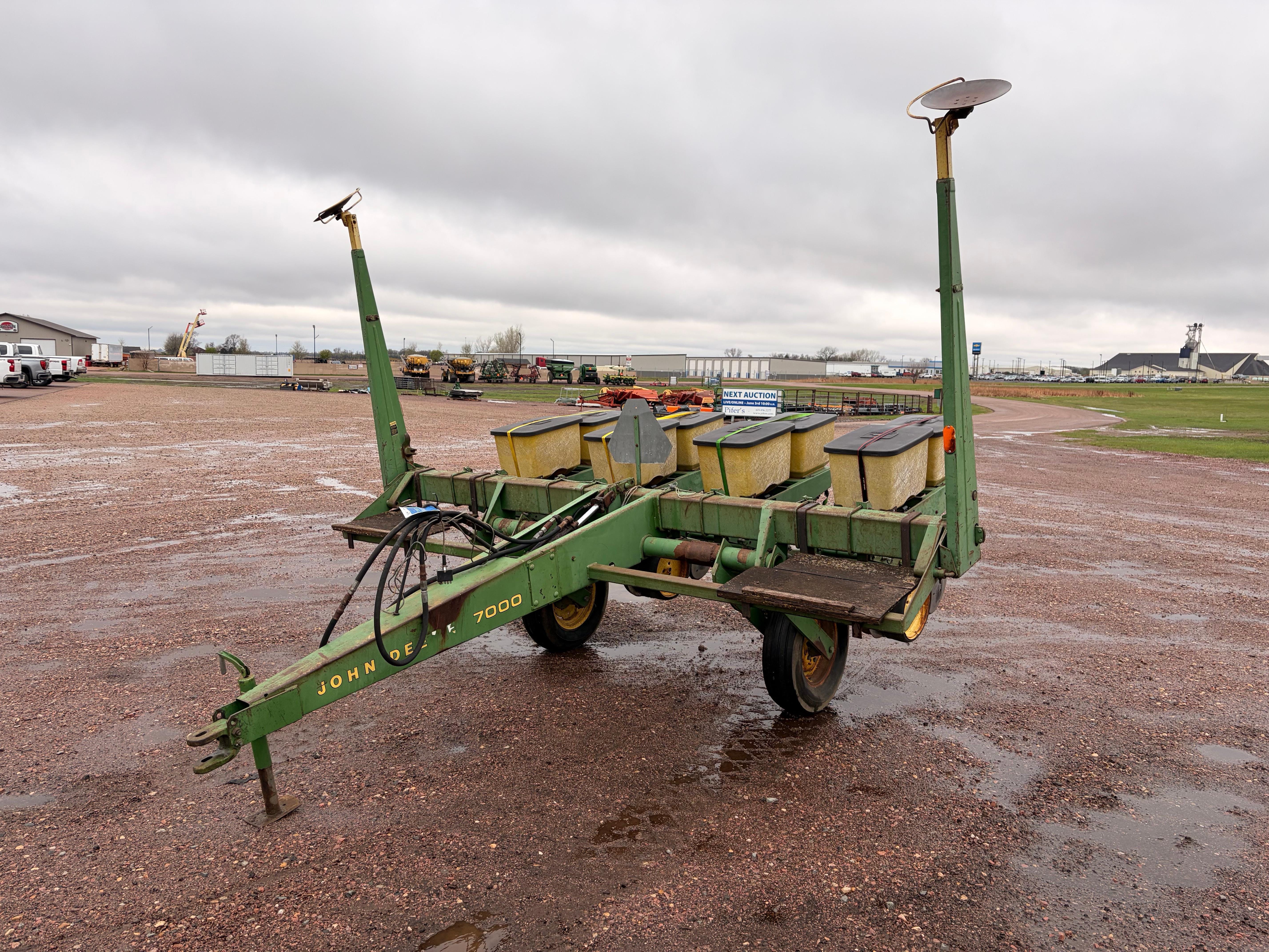 John Deere 7000 Equipment Image0