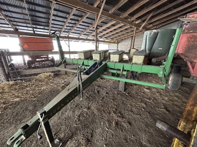 Image of John Deere 7000 equipment image 2