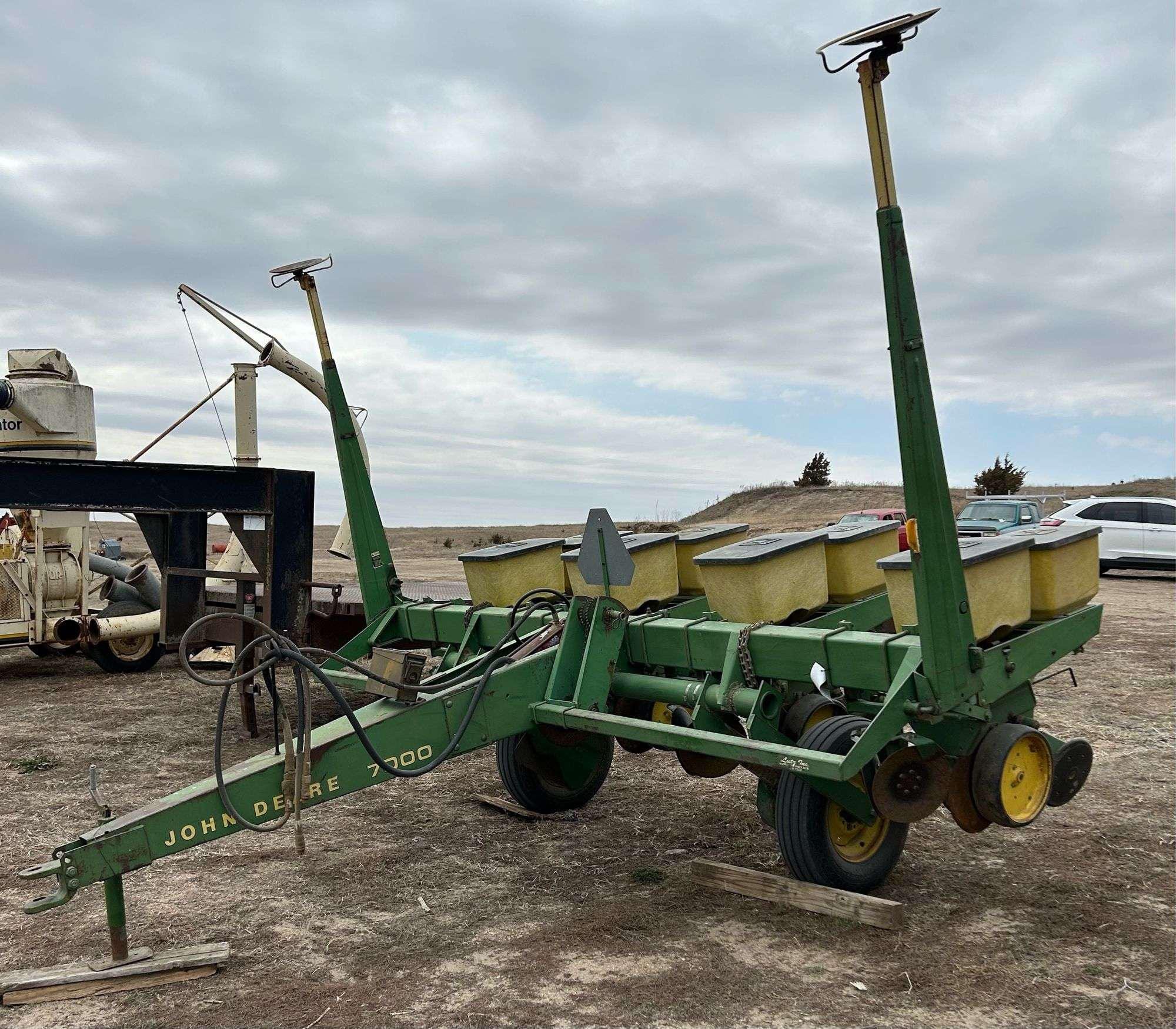 Main image John Deere 7000