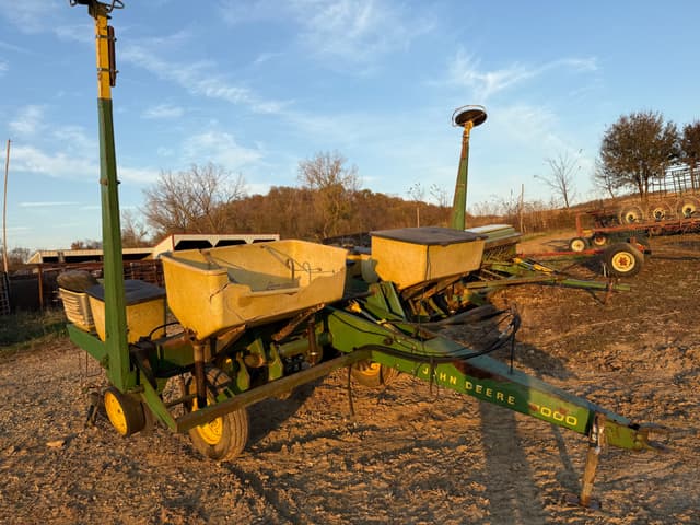 Image of John Deere 7000 equipment image 1