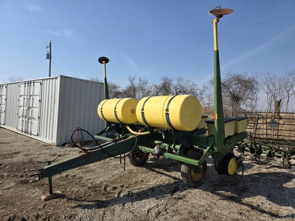 Image of John Deere 7000 Image 1