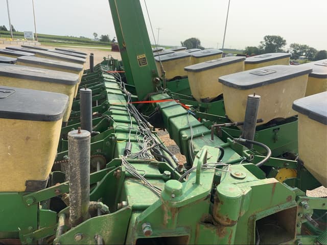 Image of John Deere 7000 equipment image 3