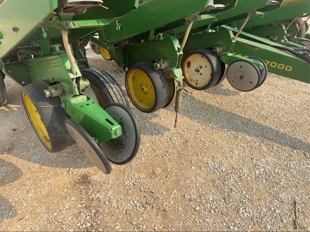 Image of John Deere 7000 equipment image 1