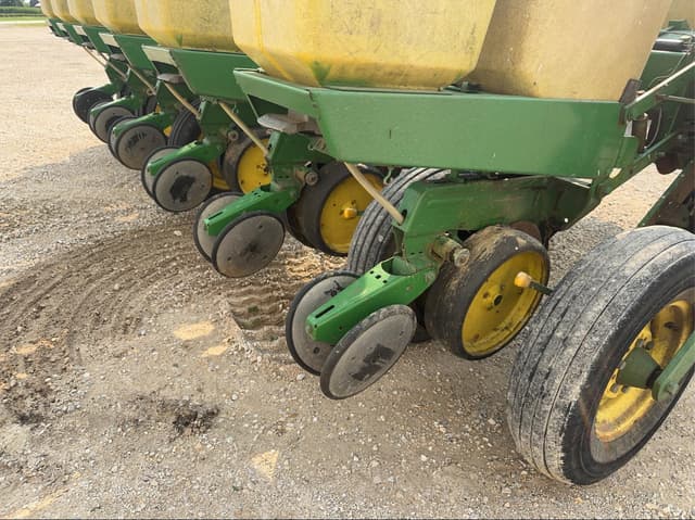 Image of John Deere 7000 equipment image 4