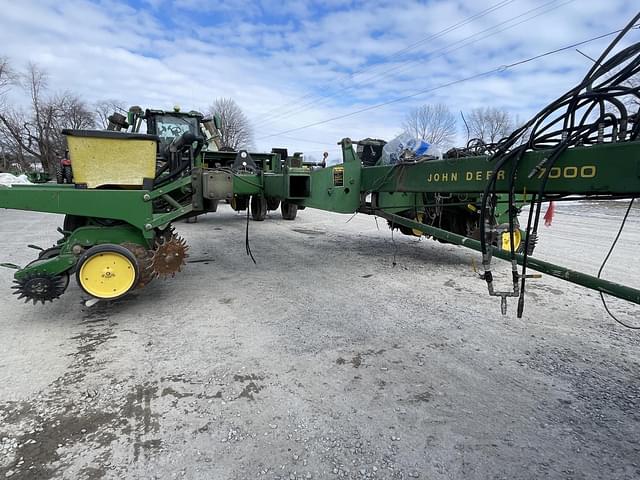 Image of John Deere 7000 equipment image 1