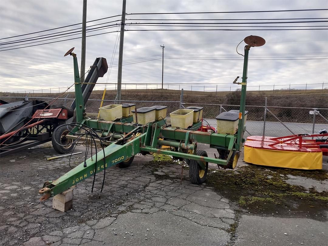 Image of John Deere 7000 Image 1