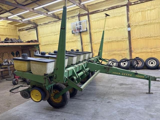 Image of John Deere 7000 equipment image 1