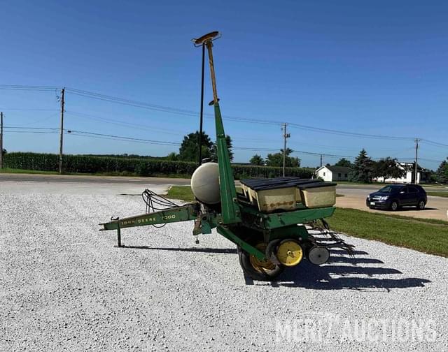 Image of John Deere 7000 equipment image 1