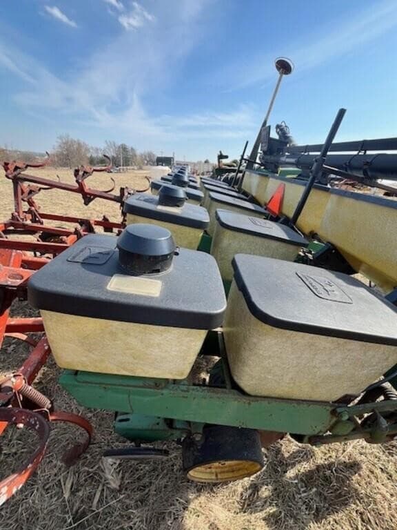 Image of John Deere 7000 equipment image 2