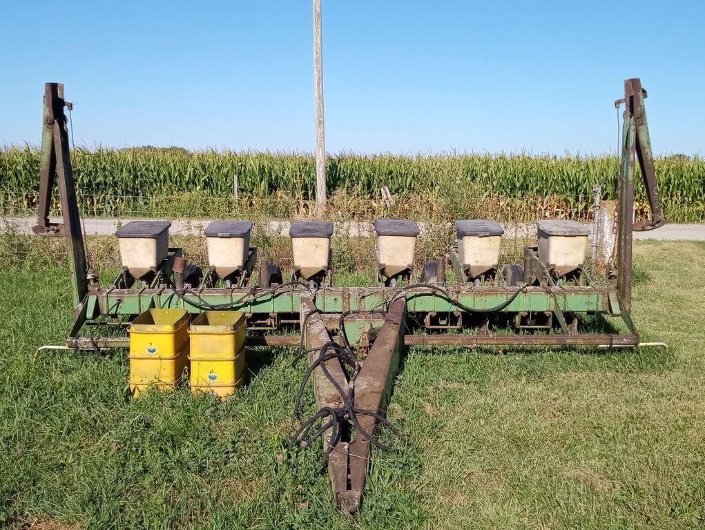 John Deere 7000 Equipment Image0