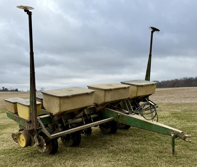 Image of John Deere 7000 equipment image 1