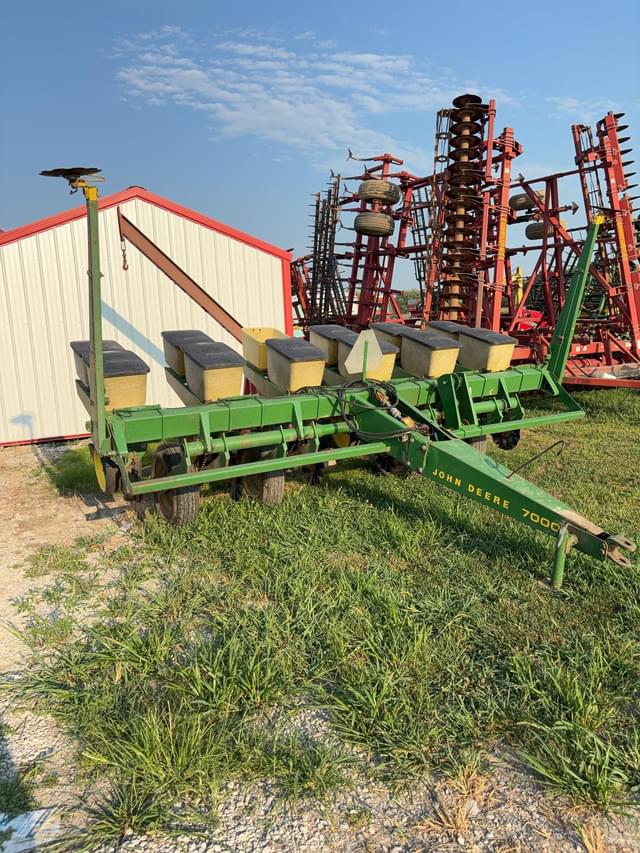 Image of John Deere 7000 equipment image 1