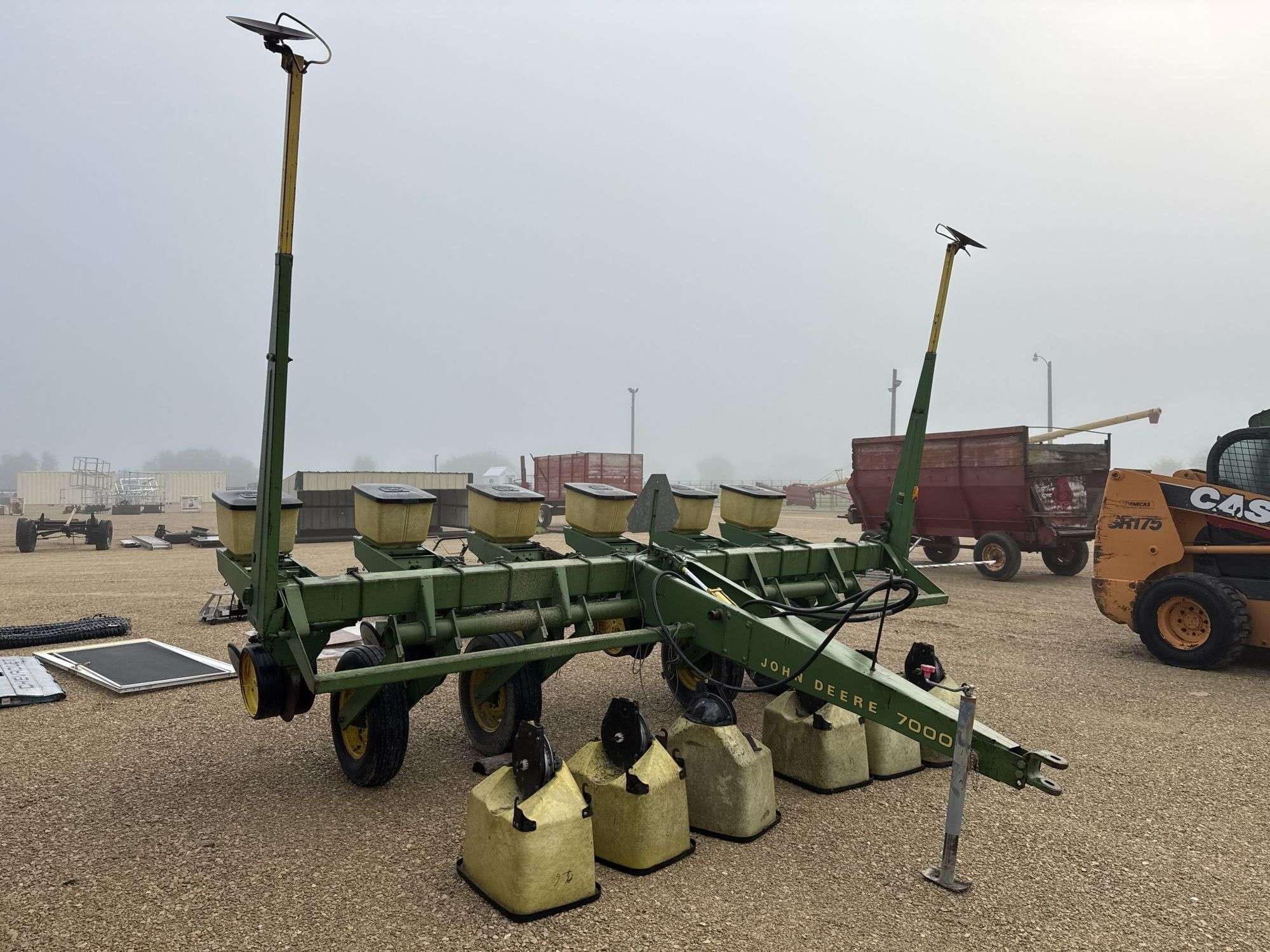 John Deere 7000 Equipment Image0