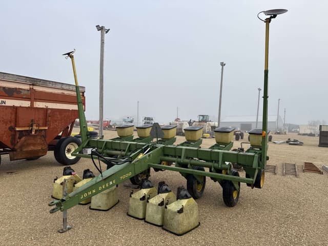 Image of John Deere 7000 equipment image 1