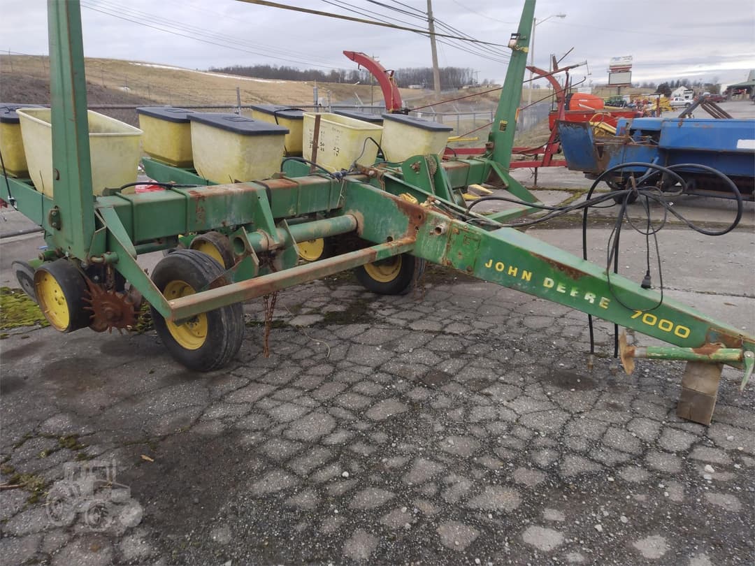 Image of John Deere 7000 Image 0