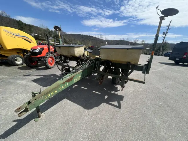 Image of John Deere 7000 equipment image 1