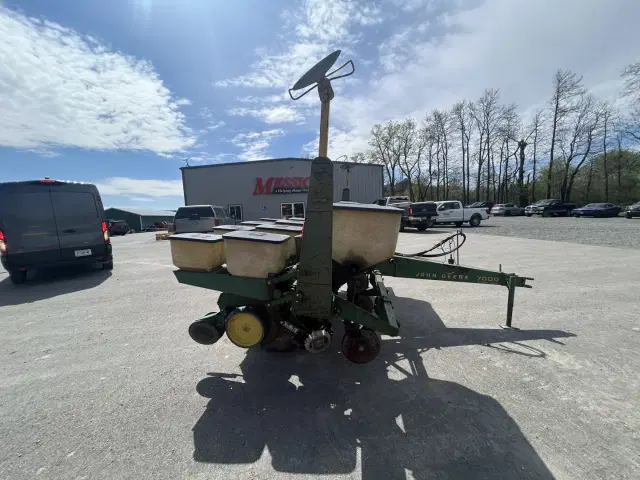 Image of John Deere 7000 equipment image 4