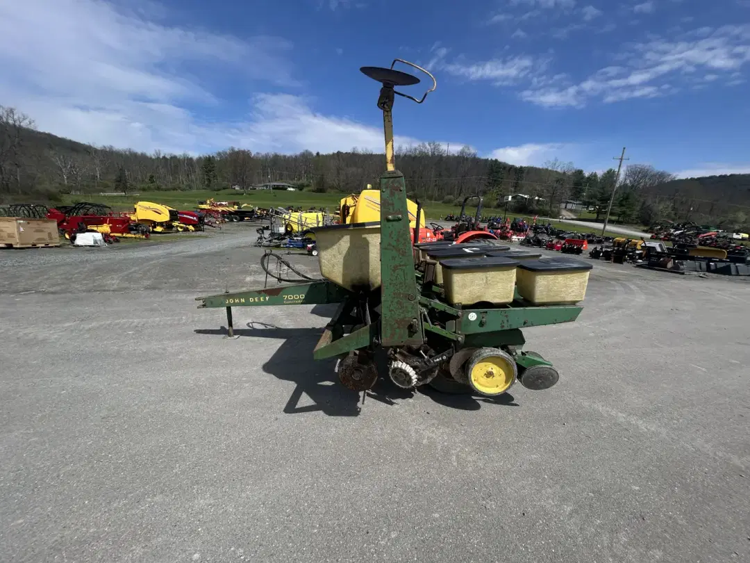 Image of John Deere 7000 Primary image