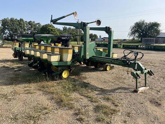 Image of John Deere 7000 Primary image