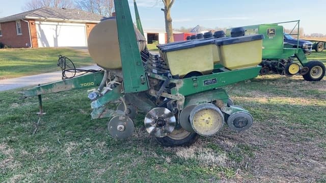 Image of John Deere 7000 equipment image 2