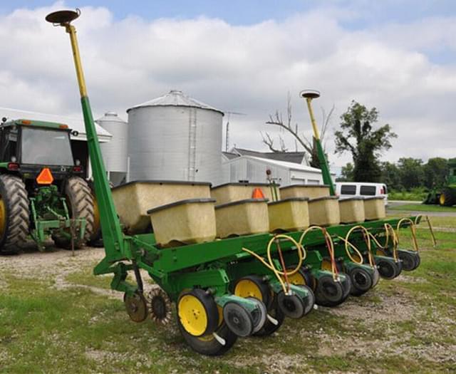 Image of John Deere 7000 equipment image 1