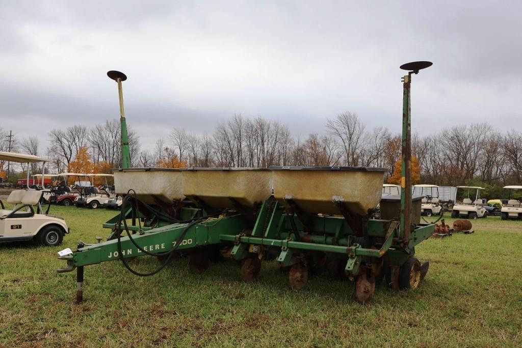 Image of John Deere 7000 Image 1