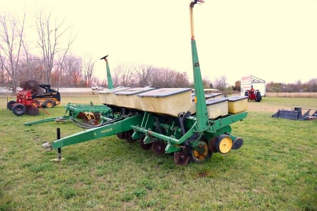 Image of John Deere 7000 equipment image 1