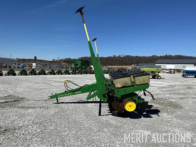 Image of John Deere 7000 equipment image 1